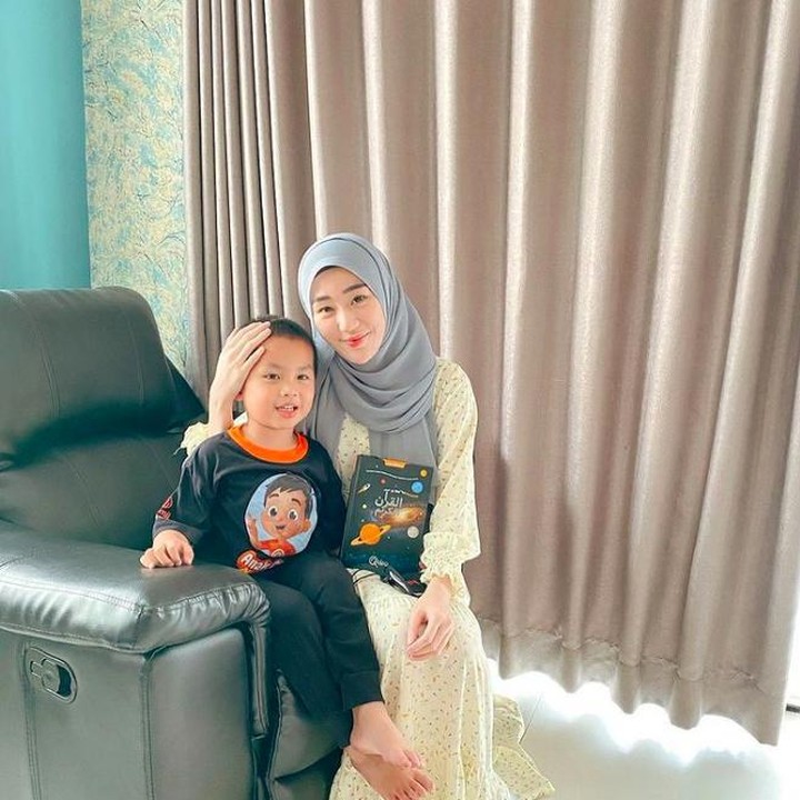 <p>Larissa sepertinya menyukai warna cerah untuk pemilihan cat dinding dan <em>wallpaper</em>-nya. Ia mengombinasikan cat warna hijau toska dengan wallpaper yang juga memiliki warna yang senada. (Foto: Instagram @larissachou)</p>