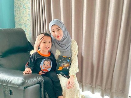 7 Potret Sudut Rumah Larissa Chou, Modern dengan Paduan Warna Cerah