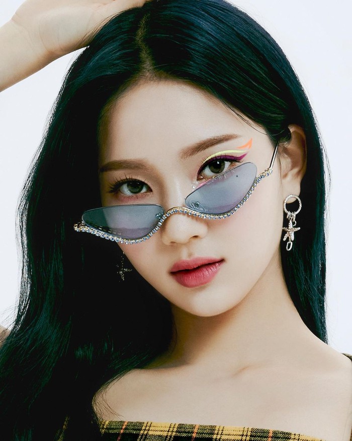 Sama halnya dengan Sieun, Isa juga menempati posisi vokalis utama di girl group STAYC. Isa disebut-sebut sebagai member yang memiliki bentuk bibir yang seksi dan suara yang indah./Foto: Instagram.com/stayc_highup/