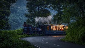Kereta Penjelajah Kebun Teh di India Melaju Lagi