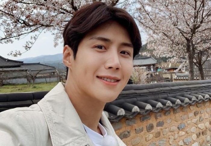 Selain karisma dan wajahnya yang tampan, tidak sedikit perempuan yang tersihir oleh lesung pipi manis dari aktor Kim Seon Ho./Foto: instagram.com/seonho__kim