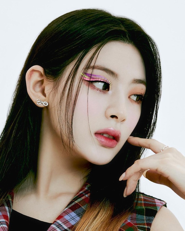 Selanjutnya Seeun, ia menempati posisi sebagai penyanyi di girl group STAYC. Salah satu fakta unik dari Seeun, ia bisa bermain seruling dan pandai memasak./Foto: Instagram.com/stayc_highup