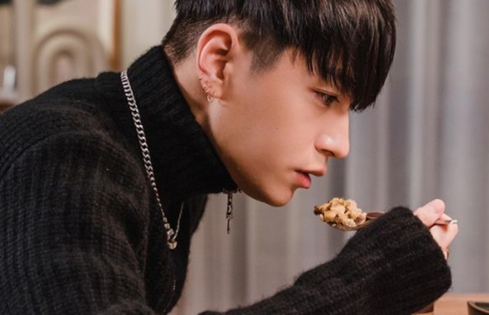 Simon Dominic punya side profile yang sempurna, dan visualnya dinilai cocok jika menjadi seorang aktor. Siapa sangka kalau sosok Simon sebenarnya adalah seorang musisi Hip-Hop!/Foto: instagram.com/longlivesmdc