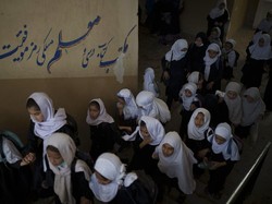 Lawan Larangan Taliban, Perempuan Afghanistan Sekolah Online Diam-diam