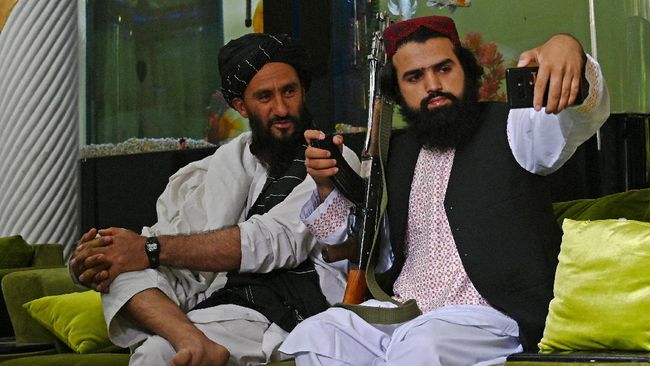 Taliban Larang Selfie: Tak Sesuai Nilai Islam, Rusak Citra Taliban melarang para anggotanya untuk swafoto atau selfie, mengunggahnya di media sosial dan jalan-jalan di tempat wisata.