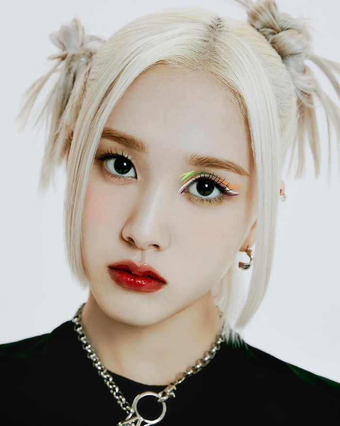 Terakhir, J menempati posisi sebagai vokalis dan rapper di STAYC. Saat ini, J berusia 16 tahun dan berzodiak Sagitarius. Fakta menarik dari J adalah ia suka nonton film Disney dan ingin kolaborasi dengan Billie Eilish./Foto: Instagram.com/stayc_highup/