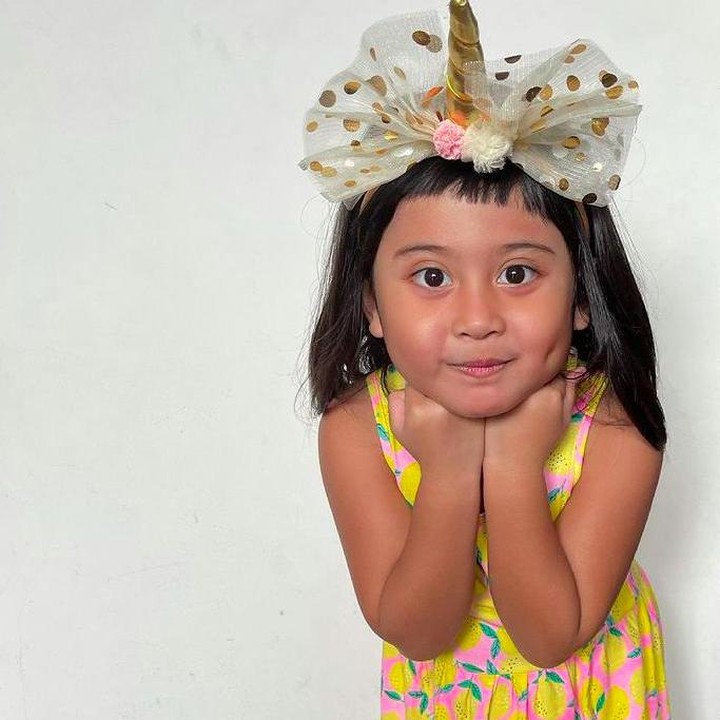 <p>Bocah berusia 5 tahun itu tumbuh dengan sehat dan cerdas. Semakin besar, Vania semakin cantik dan menggemaskan ya, Bunda? (Foto: Instagram @vaniaathabina24)</p>