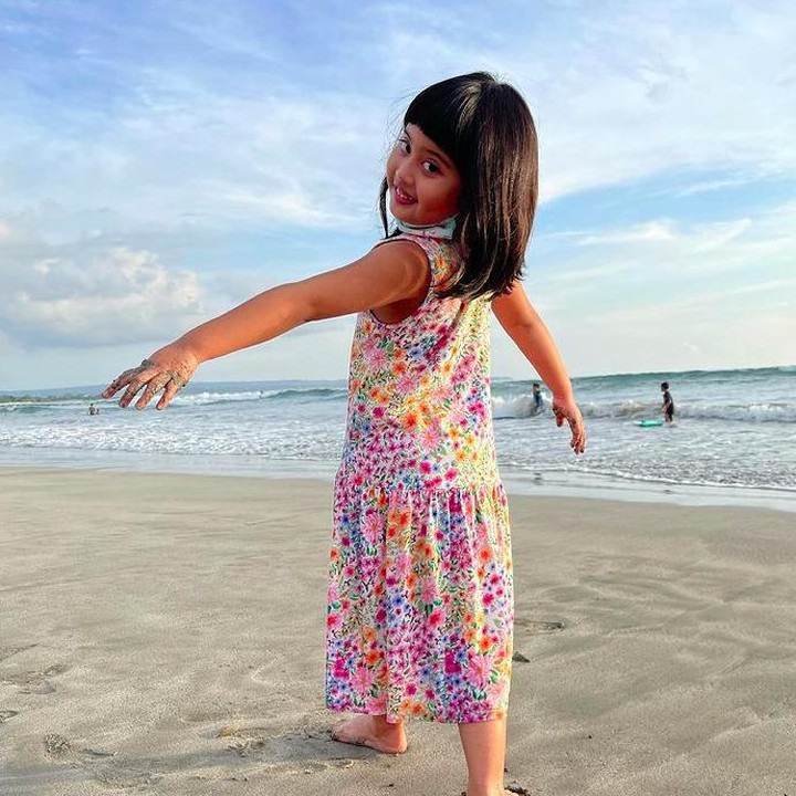<p>Vania Athabina kini tumbuh besar. Ia menjadi gadis cantik seperti yang diimpikan oleh Venna Melinda. Sebelumnya, Venna mengaku pernah bermimpi dan menginginkan anak perempuan. (Foto: Instagram @vaniaathabina24)</p>