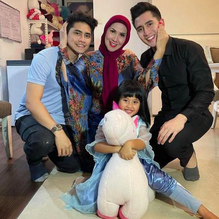 <p>Tak cuma Venna Melinda yang mengasihi Vania. Kedua anak laki-lakinya Verrell Bramasta dan Athalla Naufal juga begitu menyayangi adik perempuan mereka itu. (Foto: Instagram @vaniaathabina24)</p>