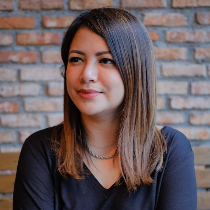<p>Selain berat badan turun, wajah Wina juga terlihat lebih tirus. Mantan istri Wishnutama ini terlihat lebih awet muda, Bunda. (Foto: Instagram @winatalia)</p>