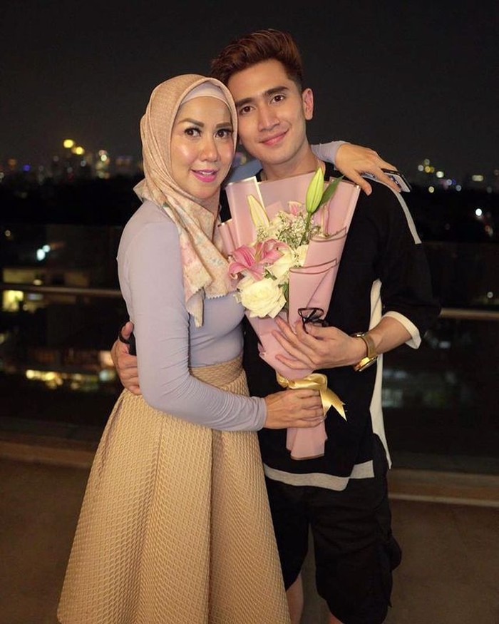 Verrell Bramasta adalah anak dari Venna Melinda, artis sekaligus Puteri Indonesia 1994. Nama Verrel sekarang makin cemerlang di dunia pertelevisian Indonesia. Venna Melinda dan Verrel Bramasta memiliki perbedaan usia 24 tahun, tapi ibu anak ini masih tampak seperti kakak beradik. (Foto: Instagram/bramastavrl)