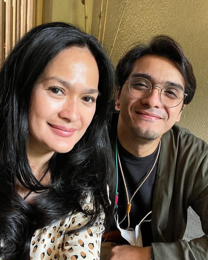 Donna Harun dan Ricky Harun punya perbedaan usia 19 tahun. Hal ini membuat keduanya terlihat seperti kakak beradik. Donna Harun dan Ricky Harun sama-sama punya wajah baby face yang awet muda dan sama-sama masih eksis di dunia entertainment hingga sekarang. (Foto: Instagram/donnaharunofficial)