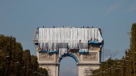 FOTO: Arc de Triomphe di Paris Terbungkus Plastik Daur Ulang