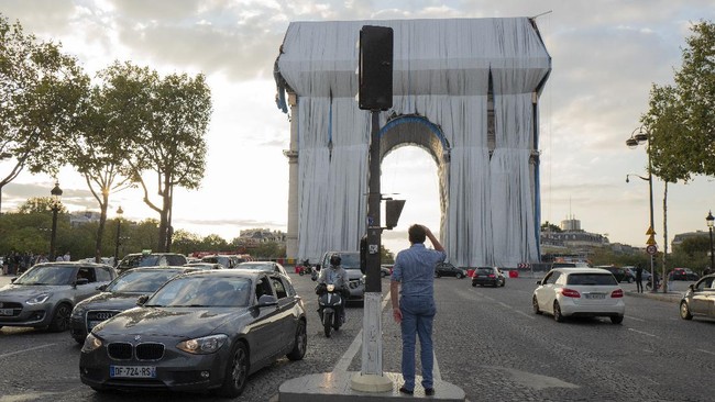 FOTO: Arc de Triomphe di Paris Terbungkus Plastik Daur Ulang