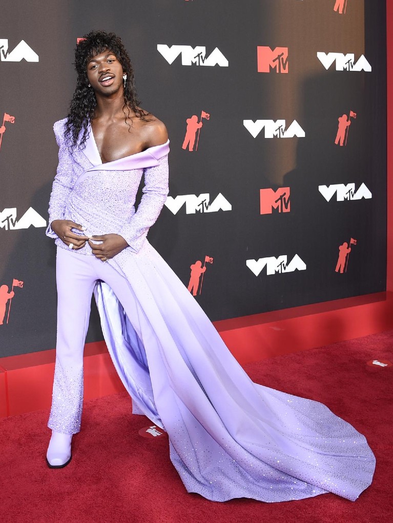 Artis Berbusana Terbaik di MTV Video Music Awards 2021 Lil Nas X arrives at the MTV Video Music Awards at Barclays Center on Sunday, Sept. 12, 2021, in New York. (Photo by Evan Agostini/Invision/AP)