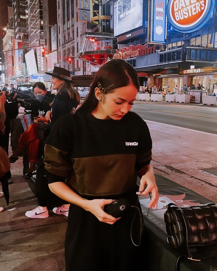 Baru tiba di New York, Enzy langsung memutuskan untuk hang out di sekitar Time Squre. Ia tampak nyaman menggunakan sweatshirt dari Erigo yang dipadukan dengan sweatpants hitam, simpel dan classy! /Foto: instagram.com/@enzystoria