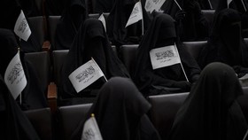 FOTO: Siswi Afghanistan Berbalut Niqab Demo Pro Syariat Islam