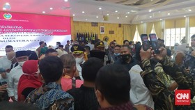 Kerumunan Warnai Pelantikan Bupati Labuhanbatu di Rumah Edy
