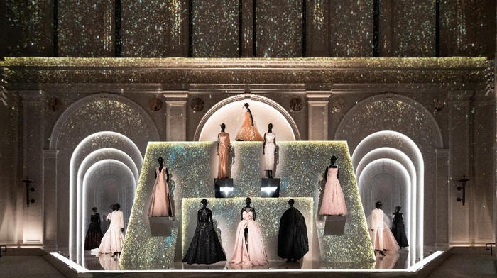 5 Fakta Menarik dari Megahnya Pameran Sejarah Rumah Mode Dior di New York 5 Fakta Menarik dari Megahnya Pameran Sejarah Rumah Mode Dior di New York