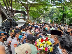 Massa Geruduk Gedung DPRD DKI, Tuntut Formula E Dibatalkan