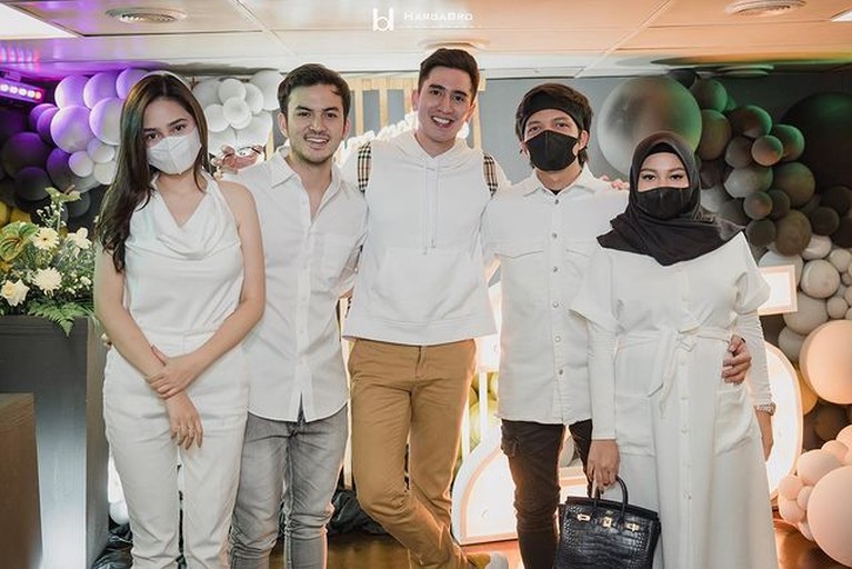 Dihadiri Natasha Wilona, Intip Potret Ultah Verrel Bramasta yang ke-25 Verrel Bramasta merayakan hari ulang tahunnya yang ke 25, pesta ultahnya dihadiri oleh sang mantan, Natasha Wilona. Yuk intip!