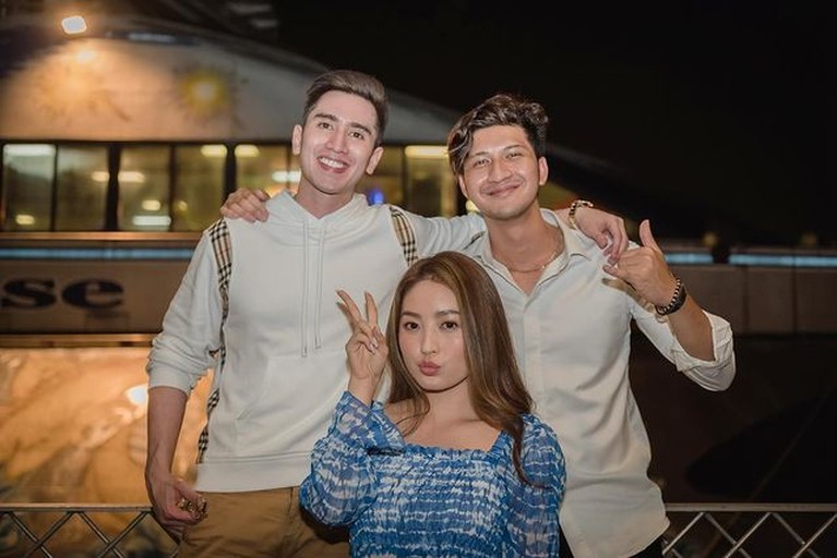 Dihadiri Natasha Wilona, Intip Potret Ultah Verrel Bramasta yang ke-25 Verrel Bramasta merayakan hari ulang tahunnya yang ke 25, pesta ultahnya dihadiri oleh sang mantan, Natasha Wilona. Yuk intip!