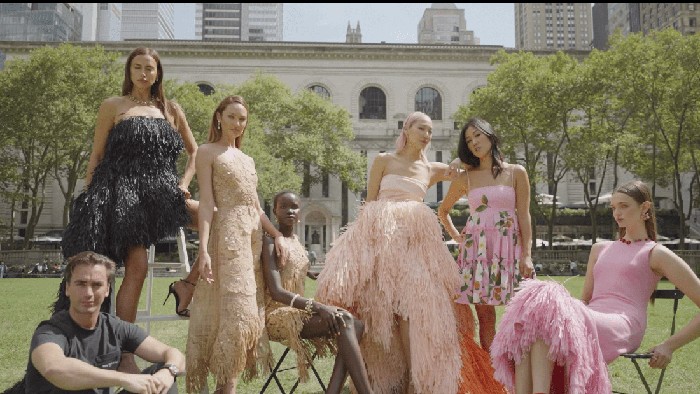 Parade Gaun Malam Bergaya Klasik dan Feminin Dominasi New York Fashion Week Spring/Summer 2022