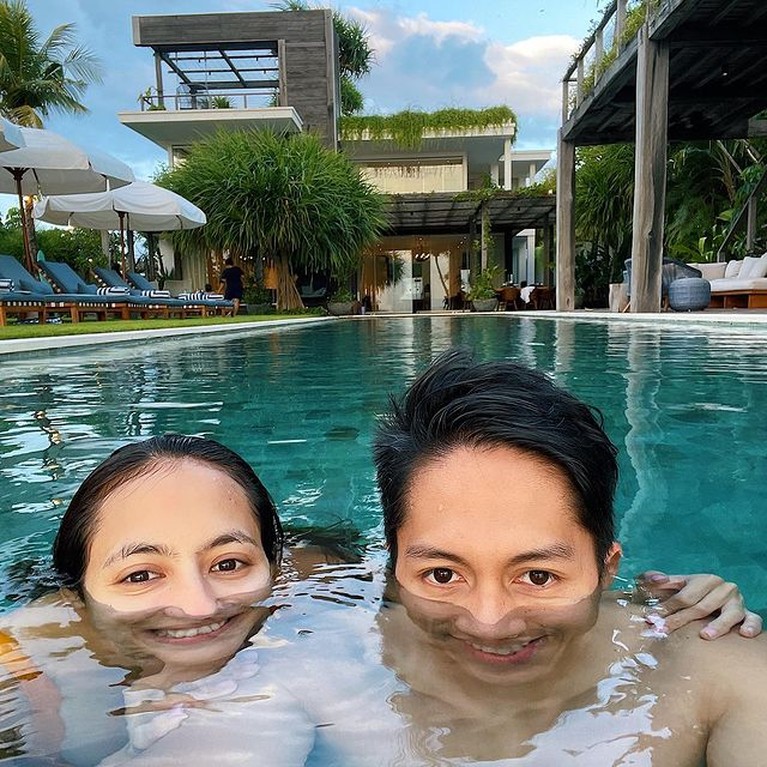 Foto Mesra Pevita Pearce dan Arsyah Rasyid Saat Liburan di Bali Pevita Pearce dan sang kekasih Arsyah Rasyid semakin mesra saat liburan di Bali. Yuk kita intip kemesraan mereka!