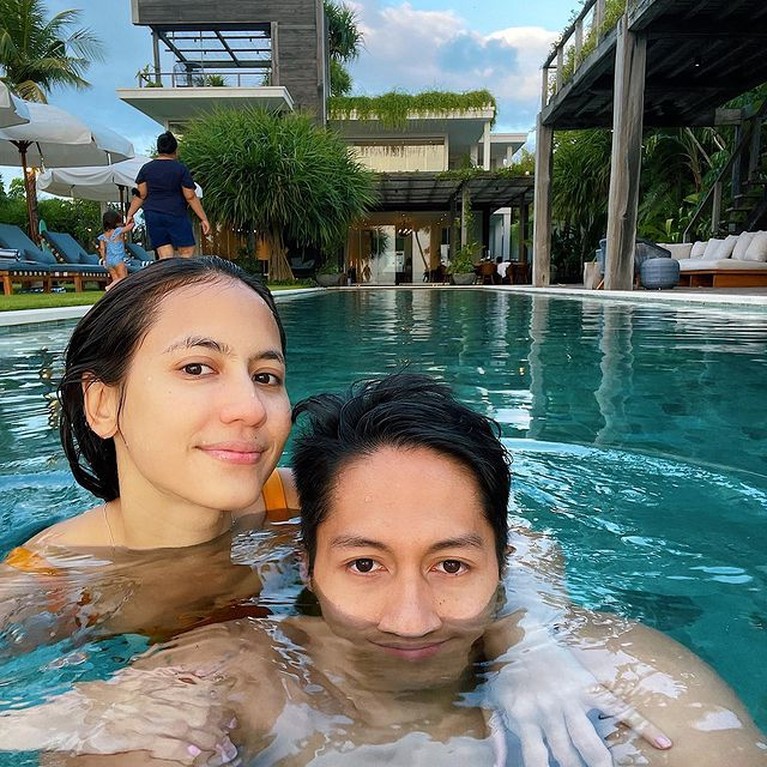 Foto Mesra Pevita Pearce dan Arsyah Rasyid Saat Liburan di Bali Pevita Pearce dan sang kekasih Arsyah Rasyid semakin mesra saat liburan di Bali. Yuk kita intip kemesraan mereka!
