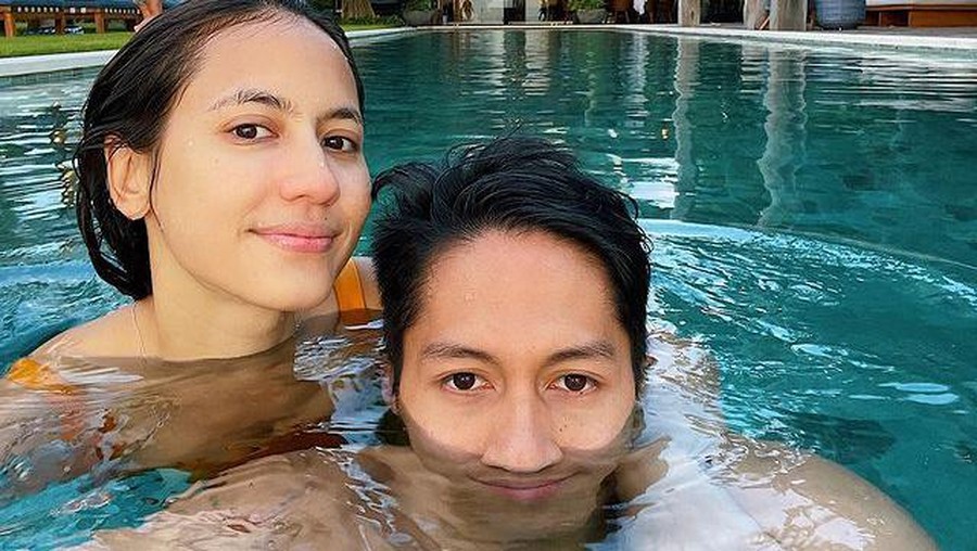 Pevita Pearce dan sang kekasih Arsyah Rasyid semakin mesra saat liburan di Bali. Yuk kita intip kemesraan mereka!