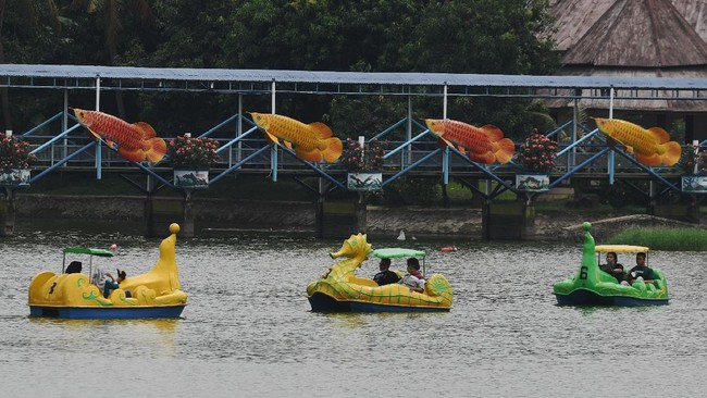 Pembukaan akan dilakukan secara bertahap. Saat ini yang diuji coba untuk dibuka adalah TMII, Ancol, Setu Babakan dan bioskop.