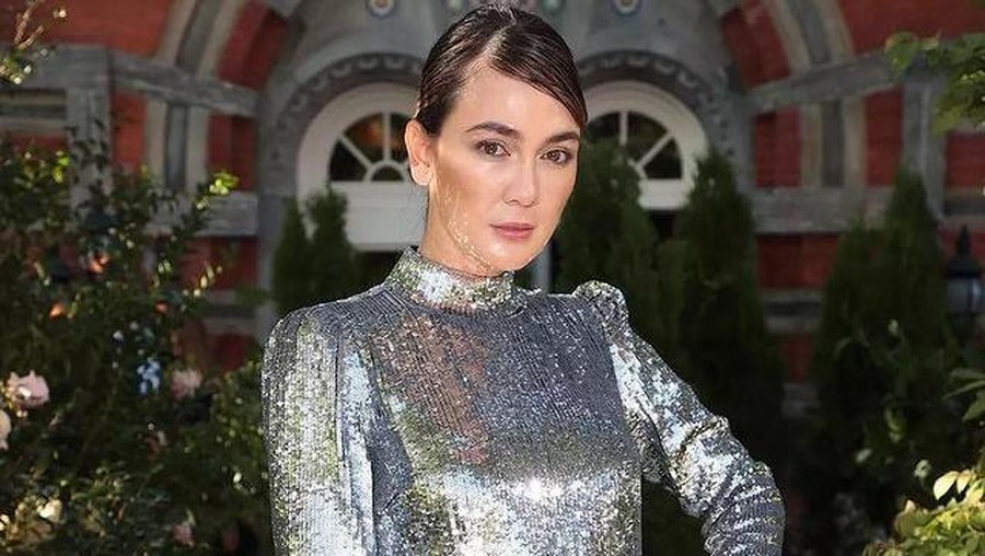 Luna Maya hadir di New York Fashion Show sebagai tamu undangan satu-satunya dari Asia Tenggara. Yuk intip gayanya!