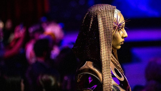 FOTO: Gemerlap Pentas The Blonds Tutup Pagelaran NYFW 2021