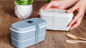 Cara Hilangkan Bau Tak Sedap pada Kotak Makan Plastik