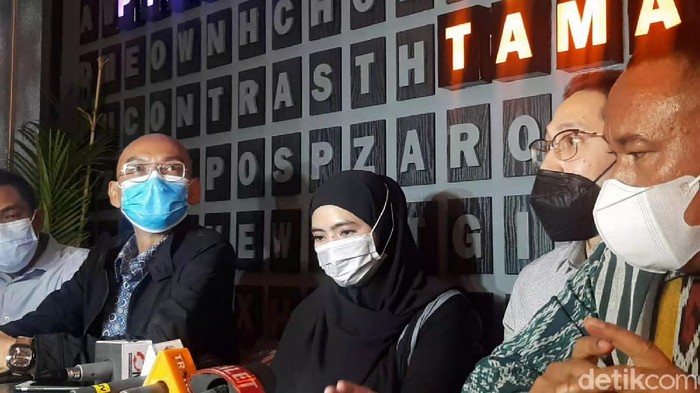 istri siri ayah taqy malik