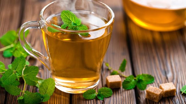 Jaga kestabilan kadar gula darah dengan cara alami salah satunya konsumsi air rebusan daun herbal.