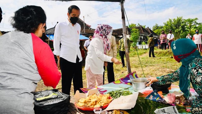 Peternak asal Blitar Suroto diundang ke Istana setelah aksi dirinya membentangkan spanduk saat kunjungan Jokowi viral. Ia sempat ditangkap polisi saat itu.