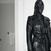 Kim Kardashian Kenakan Busana Nyeleneh Serba Hitam Saat Bersiap Hadiri Met Gala! Terlihat Stylish atau Berlebihan?