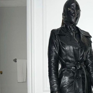 img-title Kim Kardashian Kenakan Busana Nyeleneh Serba Hitam Saat Bersiap Hadiri Met Gala! Terlihat Stylish atau Berlebihan?