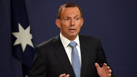 Copot Masker, Eks PM Australia Tony Abbott Didenda Rp5 Juta