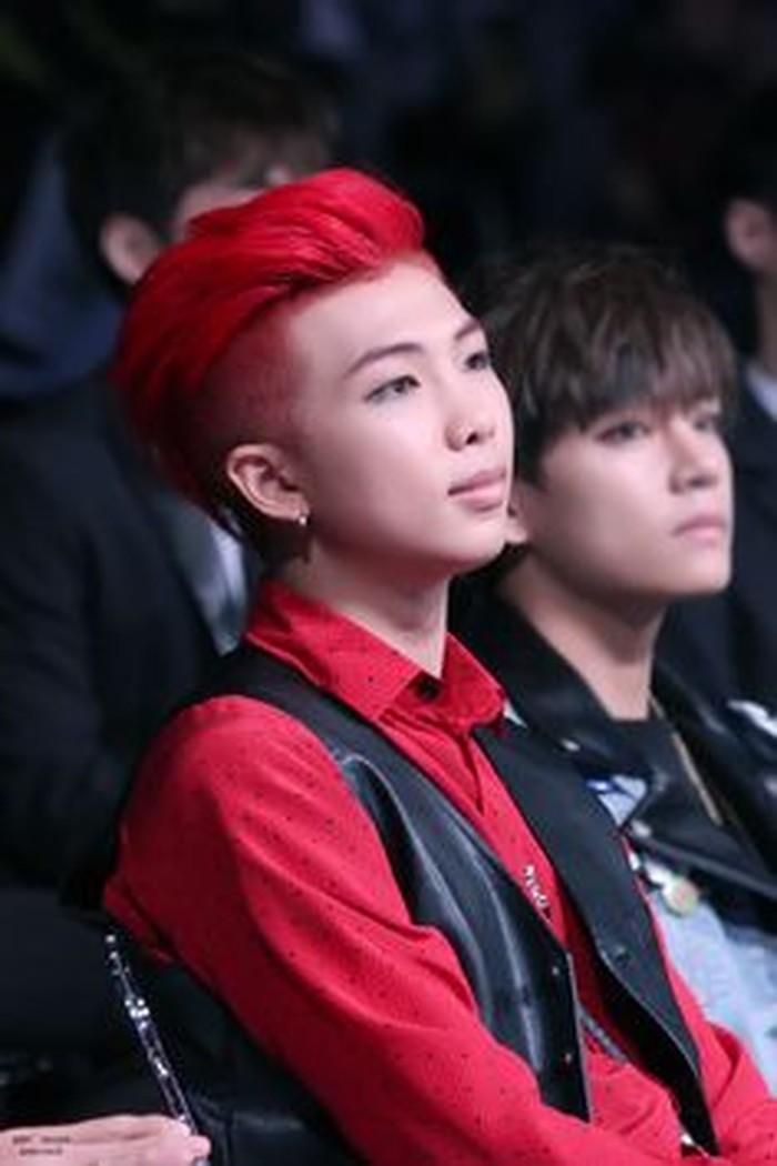 Masih dengan rambut mohawk, namun kali ini RM memilih warna merah menyala, senada dengan outfit yang ia kenakan pada acara MAMA (pinterest.com)