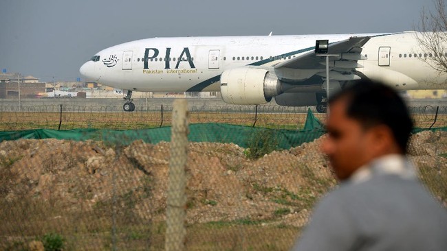 Sebuah maskapai penerbangan komersial, Pakistan International Airlines (PIA) mendarat di Bandara Kabul, Senin (13/9).