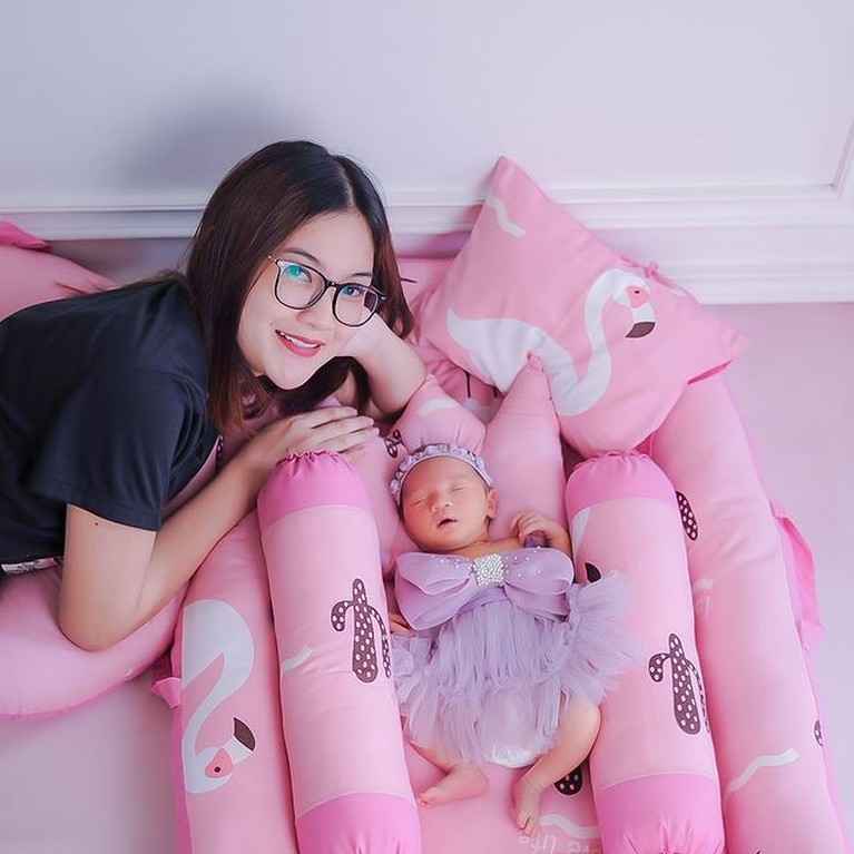 Pemotretan Perdana Baby Gendhis Anak Nella Kharisma & Dory, Lucu & Gemas! Pemotretan perdana baby Gendhis Geona Madaharsa putri Nella Kharisma dan Dory Harsa sangat lucu dan menggemaskan. Yuk intip!