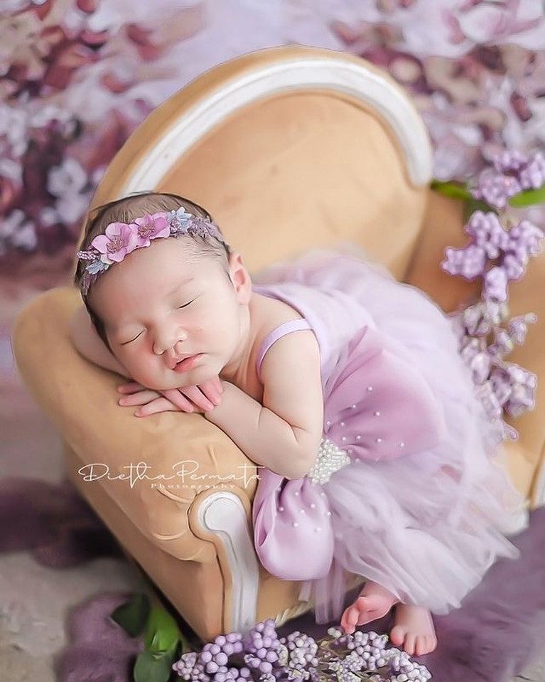 Pemotretan Perdana Baby Gendhis Anak Nella Kharisma & Dory, Lucu & Gemas! Pemotretan perdana baby Gendhis Geona Madaharsa putri Nella Kharisma dan Dory Harsa sangat lucu dan menggemaskan. Yuk intip!