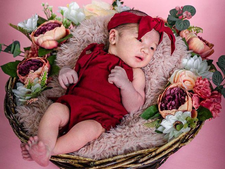 Pemotretan Perdana Baby Gendhis Anak Nella Kharisma & Dory, Lucu & Gemas! Pemotretan perdana baby Gendhis Geona Madaharsa putri Nella Kharisma dan Dory Harsa sangat lucu dan menggemaskan. Yuk intip!