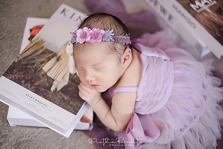 Pemotretan Perdana Baby Gendhis Anak Nella Kharisma & Dory, Lucu & Gemas! Pemotretan perdana baby Gendhis Geona Madaharsa putri Nella Kharisma dan Dory Harsa sangat lucu dan menggemaskan. Yuk intip!