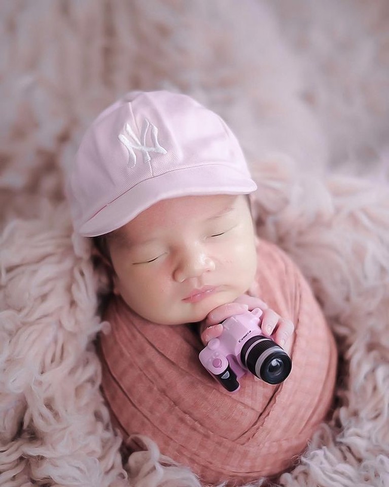 Pemotretan Perdana Baby Gendhis Anak Nella Kharisma & Dory, Lucu & Gemas! Pemotretan perdana baby Gendhis Geona Madaharsa putri Nella Kharisma dan Dory Harsa sangat lucu dan menggemaskan. Yuk intip!