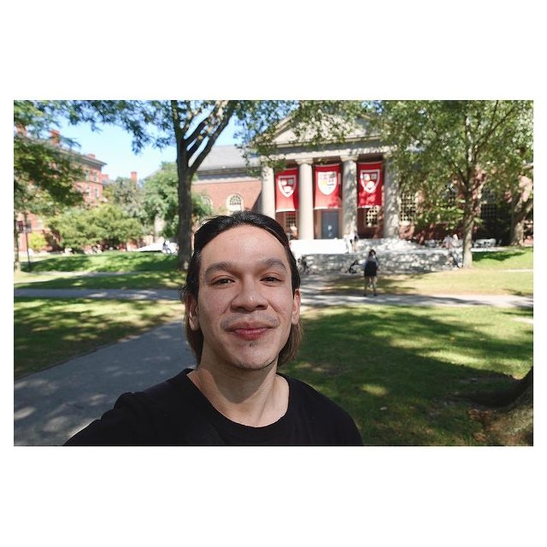 Potret Jordi Onsu yang Kini Tinggal di Amerika Jadi Mahasiswa Harvard Jordi Onsu adik Ruben Onsu kini tinggal di Amerika untuk melanjutkan studi di Harvard University. Yuk kita intip potretnya!