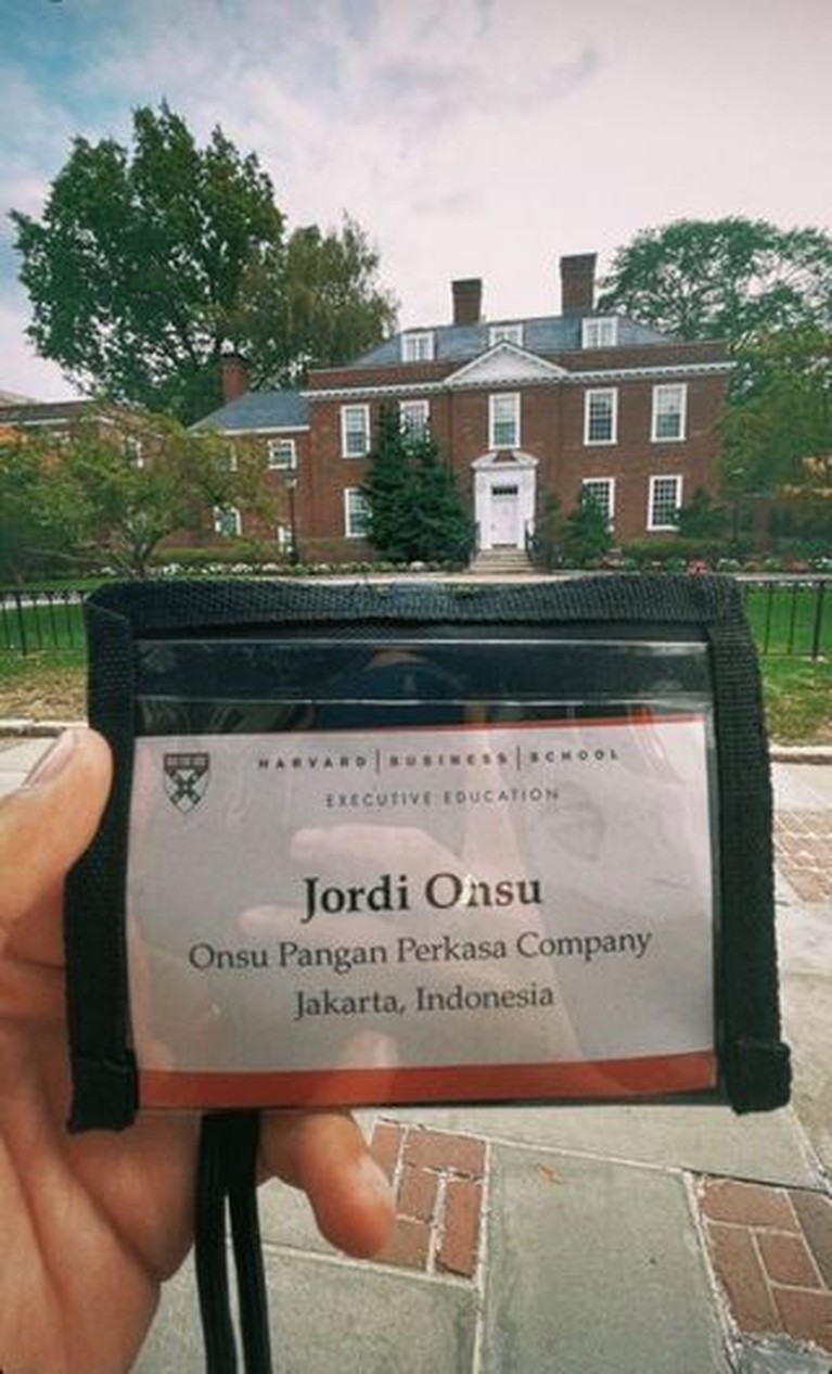 Potret Jordi Onsu yang Kini Tinggal di Amerika Jadi Mahasiswa Harvard Jordi Onsu adik Ruben Onsu kini tinggal di Amerika untuk melanjutkan studi di Harvard University. Yuk kita intip potretnya!