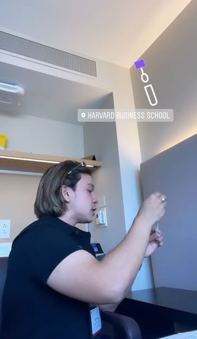 Potret Jordi Onsu yang Kini Tinggal di Amerika Jadi Mahasiswa Harvard Jordi Onsu adik Ruben Onsu kini tinggal di Amerika untuk melanjutkan studi di Harvard University. Yuk kita intip potretnya!